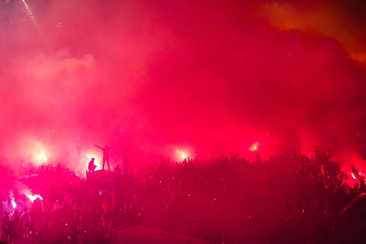 Mohamed Salah é recebido com muita festa pela torcida do Trabzonspor