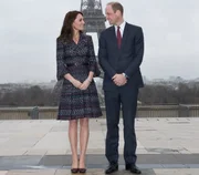 No entanto, um ano após se conhecerem, William começou a enxergar Kate com outros olhos. Ao assistir a jovem desfilando em um evento de moda beneficente, o príncipe se apaixonou. A fim de ficar mais perto da futura esposa, inclusive, ele doou cerca de 200 libras para conseguir uma cadeira na primeira fila do evento 