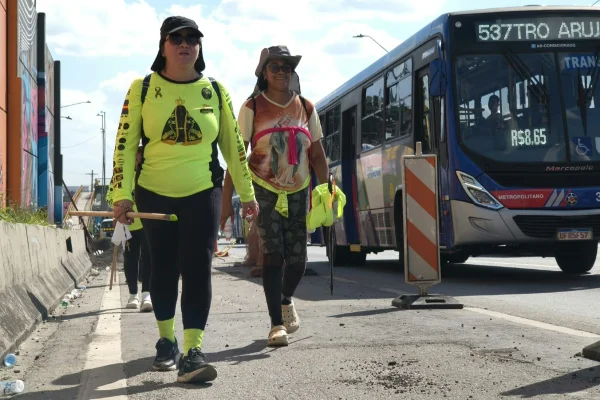 Imagem mostra peregrinos rumo a Aparecida - Metrópoles