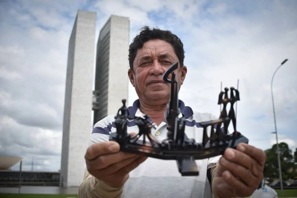 O artesão Gil Rodrigues, 66, trabalha na Praça dos Três Poderes há 20 anos O artesão Gil Rodrigues, 66, trabalha na Praça dos Três Poderes há 20 anos