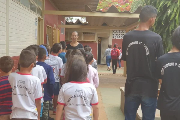 Pais se queixam da separação de alunos após interdição de escola