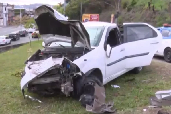 Foto colorida de carro branco após acidente de trânsito - Metrópoles