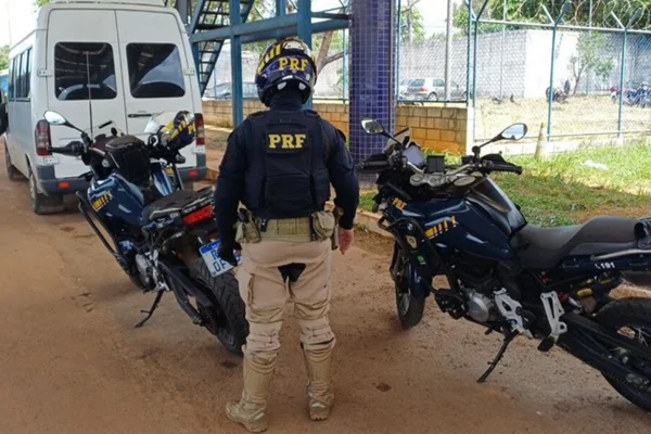 Van pirata com capacidade para 16 pessoas é flagrada com 25 passageiros