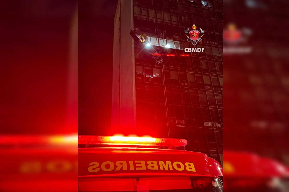 CBMDF precisou resgatar trabalhadores após andaime dar problema CBMDF precisou resgatar trabalhadores após andaime dar problema