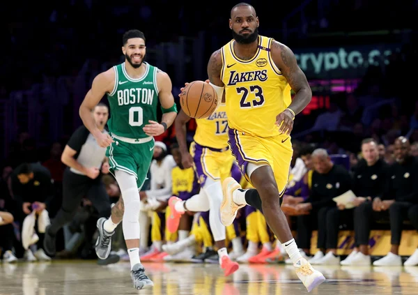 Imagem colorida de Jayson Tatum e LeBron James - Metrópoles