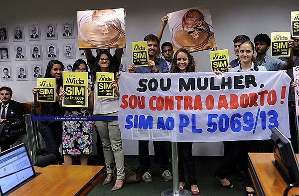 CCJ da Câmara aprova admissibilidade da PEC do teto dos gastos
