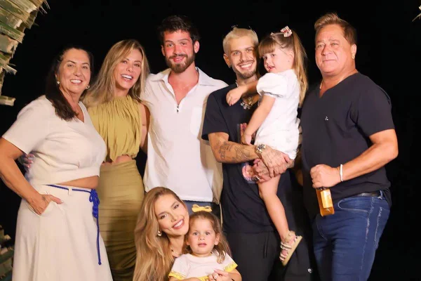 João Guilherme posa com a família na fazenda Talismã - Metrópoles