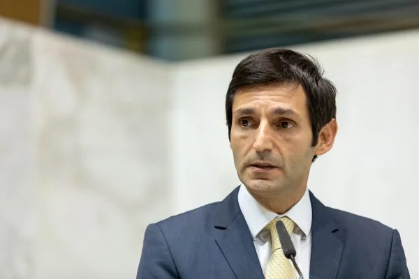 Imagem colorida mostra o deputado estadual Tomé Abduch, homem branco, de cabelo castanho escuro, vestindo terno azul, camisa branca e gravata amarela, no plenário da Alesp
