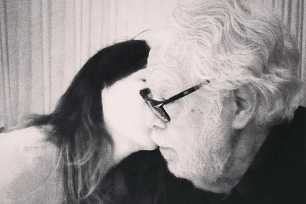Júlia Almeida faz desabafo um mês após a morte do pai, Manoel Carlos - Metrópoles