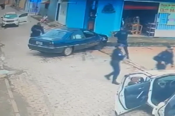 Dupla furta carro, deixa motorista ferido e bate veículo na fuga