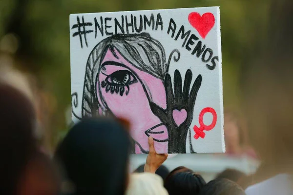 Cartaz em protesto contra feminicídios e feminicidas - Metrópoles