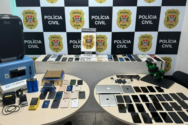 Imagem colorida mostra cerca de 60 celulares recuperados pela Polícia Civil no centro de São Paulo - Metrópoles
