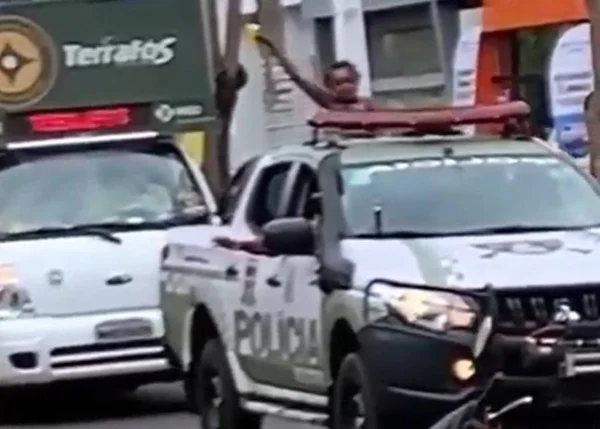 Vídeo: durante festa em Araguaína, mulher dança sobre viatura da PM