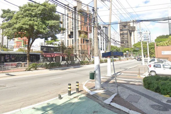 Avenida em que ocorreu assalto em frente a agência de banco. Agente da Polícia Civil reagiu - Metrópoles