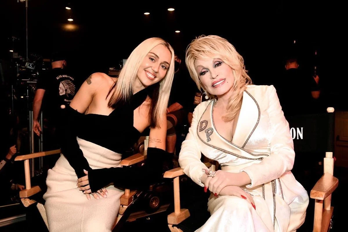 Miley Cyrus e Dolly Parton compartilharam diversos momentos nos bastidores e no palco Miley Cyrus e Dolly Parton compartilharam diversos momentos nos bastidores e no palco
