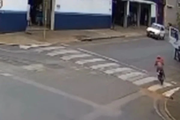 Imagem colorida mostra fuga de moto no interior de SP - Metrópoles