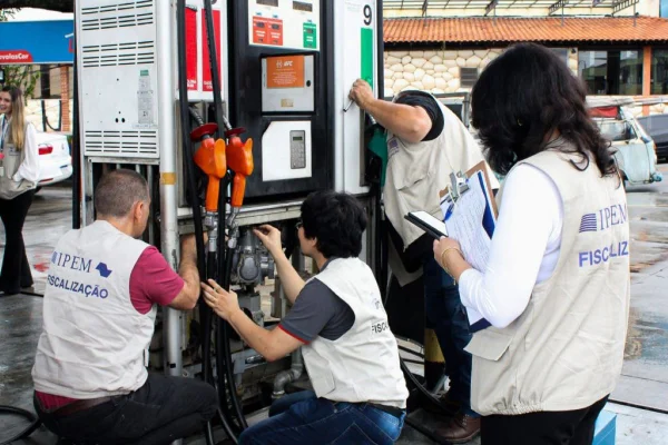 Fiscais analisam bomba de combustível - Metrópoles