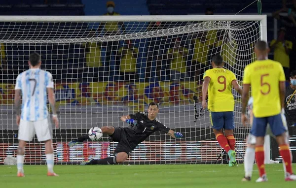 Diante de 10 mil pessoas, Colômbia arranca empate da Argentina