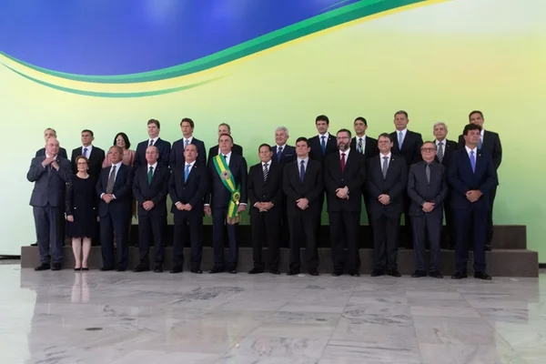 Bolsonaro dá posse a ministros. Moro é o primeiro