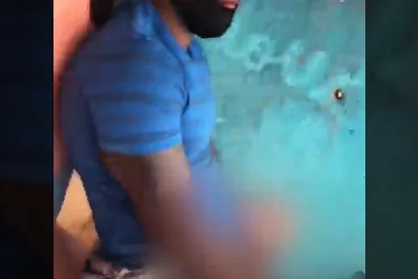 Homem é flagrado se masturbando em parada de ônibus