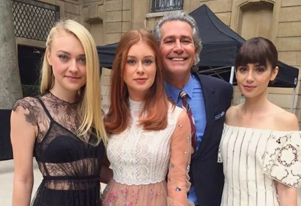 Marina Ruy Barbosa posa ao lado de Dakota Fanning