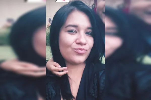 Imagem colorida de uma mulher com cabelos pretos, olhos verdes e blusa preta