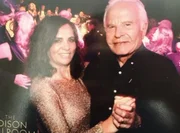 Cid Moreira e a viúva, Fátima Sampaio, são clicados durante evento