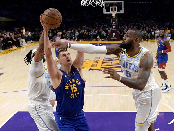 Los Angeles Lakers superam Nuggets e vencem a primeira na temporada