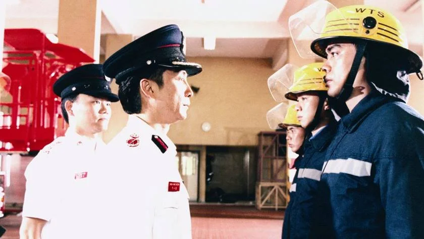<b>Lifeline (1997)</b>, de Johnnie To. Misturando thriller e drama, o filme acompanha o cotidiano de bombeiros de Hong Kong divididos entre missões perigosas e aspectos de suas vidas pessoais. Bastante incensado por dominar gêneros diversos ao longo da carreira, To é representado na Netflix com outros quatro filmes: o longa de ação The Bare Footed-Kid (1993), o melodrama policial Loving You (1995) e as comédias Justice My Foot (1992) e O Monge Trapalhão (1993) <b>Lifeline (1997)</b>, de Johnnie To. Misturando thriller e drama, o filme acompanha o cotidiano de bombeiros de Hong Kong divididos entre missões perigosas e aspectos de suas vidas pessoais. Bastante incensado por dominar gêneros diversos ao longo da carreira, To é representado na Netflix com outros quatro filmes: o longa de ação The Bare Footed-Kid (1993), o melodrama policial Loving You (1995) e as comédias Justice My Foot (1992) e O Monge Trapalhão (1993)