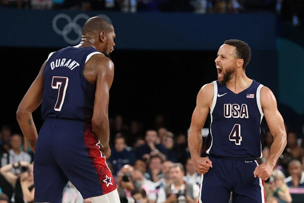 Imagem colorida de Kevin Durant e Stephen Curry, mãe - Metrópoles