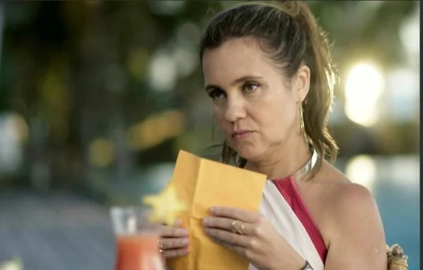 Carminha? Adriana Esteves rouba cena em chamada de Segundo Sol