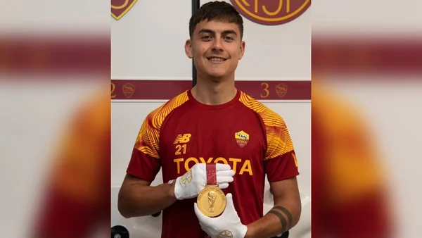 Dybala entrega medalha da Copa do Mundo a arquivo histórico da Roma