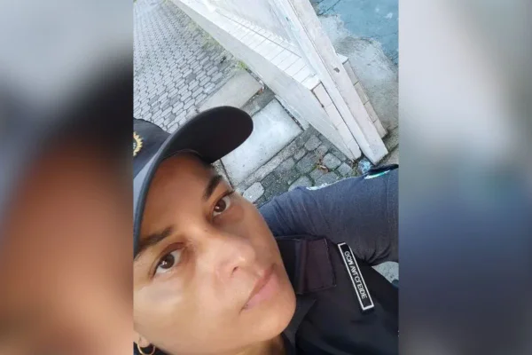Imagem colorida mostra o rosto de Valcleide de Queiroz, de 56 anos, com um boné da GCM; ela foi morta com um tiro durante um latrocínio na avenida dos Bandeirantes - Metrópoles