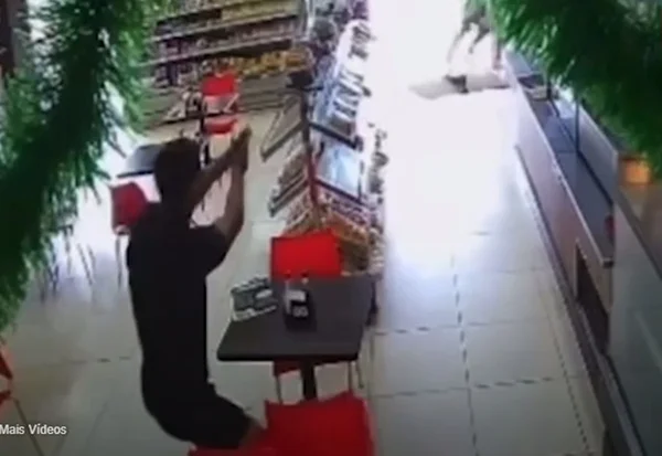 Vídeo: ladrão rouba padaria no DF, é surpreendido por policial e corre