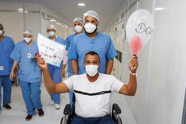 Em uma das mãos, ele levou um certificado da vitória com os dizeres "Eu venci a Covid" Em uma das mãos, ele levou um certificado da vitória com os dizeres "Eu venci a Covid"