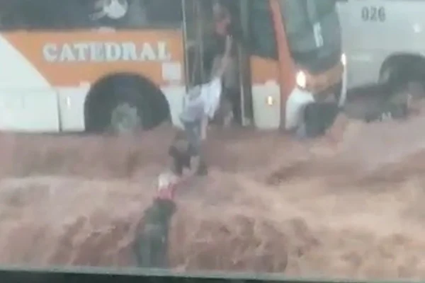 Vídeo: cordão humano evita motociclista ser carregado por enxurrada