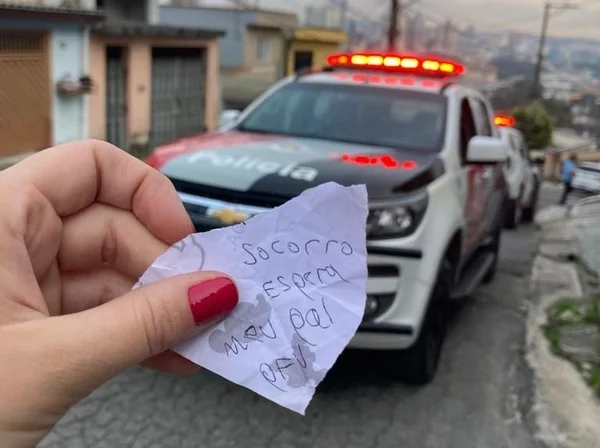 Mãe surta e filha passa bilhete para PM: “Socorro, espera meu pai pfv”