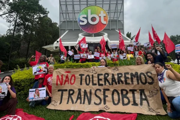 MTST protesta contra fala de Ratinho sobre Erika Hilton em frente ao SBT