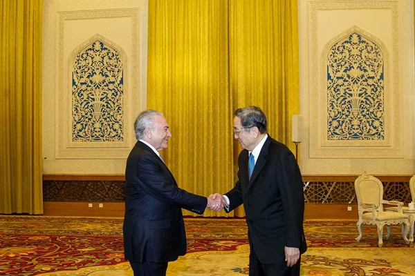 Na expectativa de 2ª denúncia, Michel Temer antecipa volta ao Brasil