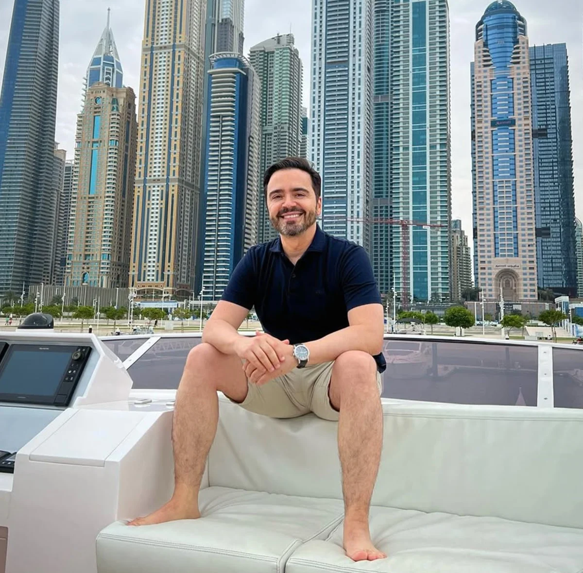 Daniel Ortiz posa durante viagem a Dubai Daniel Ortiz posa durante viagem a Dubai