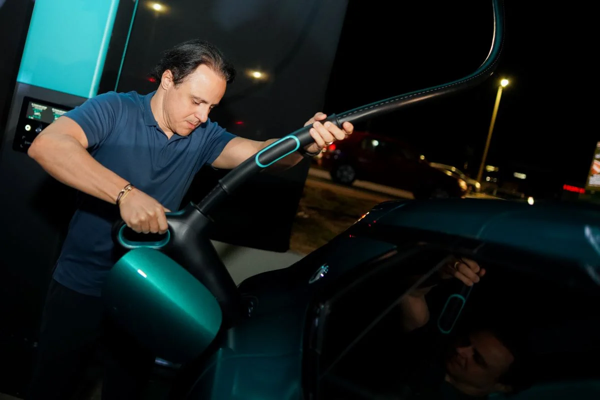 Felipe Massa marcou presença no evento da Denza Brasília e fez o primeiro carregamento Felipe Massa marcou presença no evento da Denza Brasília e fez o primeiro carregamento