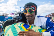 Snoop Dogg dá um abraço em Augusto Akio do Brasil durante a final dos Jogos Olímpicos Paris 2024