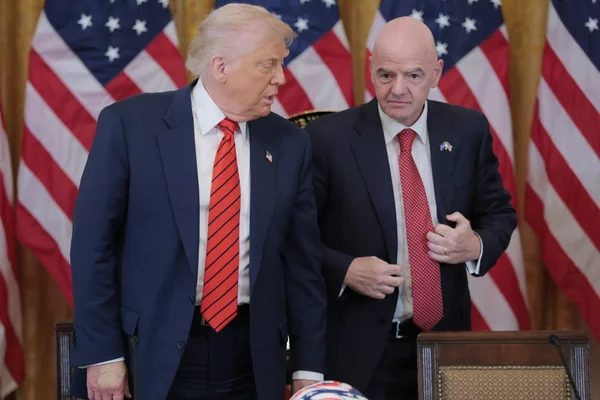 Foto colorida de Donald Trump, presidente dos Estados Unidos, e Gianni Infantino, mandatário da Fifa - Metrópoles