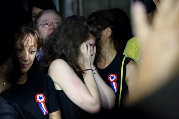 Dor e indignação. Brasilienses e franceses unidos em homenagem às vítimas do massacre de Paris. Veja vídeos
