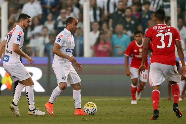 Santos empata com o Benfica na festa pelos 100 anos da Vila Belmiro