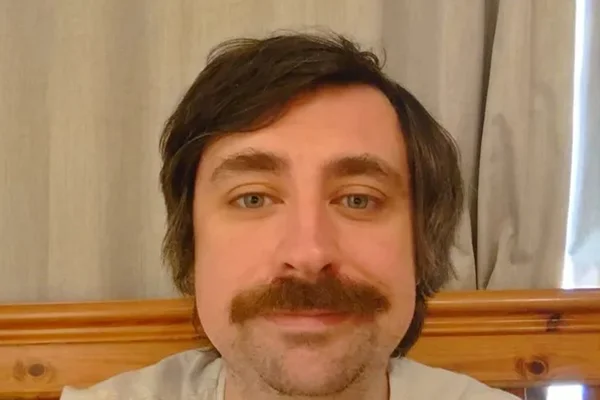 Imgem mostra Mark Beattie, um homem branco com bigode - Metrópoles