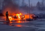 Carros atingidos por ataque de drones em Moscou, em março de 2025