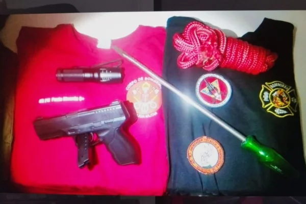 Imagem colorida mostra camiseta do uniforme dos bombeiros e uniforme da polícia militar apreendidos com homem que se passava por PM para furtar estabelecimentos comerciais em Atibaia, interior de São Paulo - Metrópoles