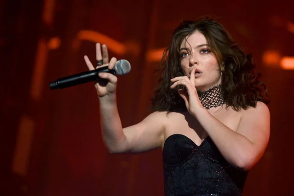 “Melodrama”, da cantora Lorde, alcança o topo da Billboard