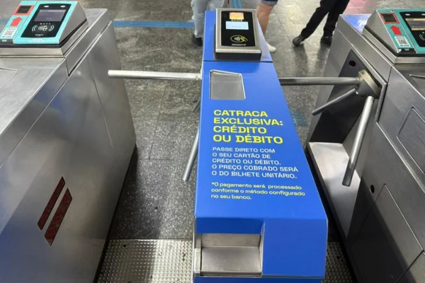 Metrô e ônibus testam adesão de pagamento com cartão - Metrópoles